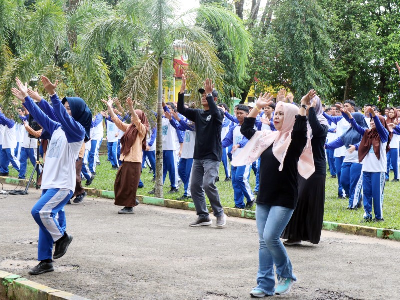 ENERGIK: Guru dan siswa SMAN 2 Banjarbaru antusias mengikuti Senam Anak Indonesia Hebat.