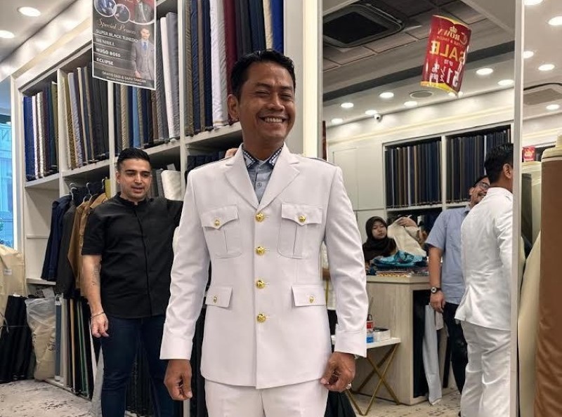 FITTING: Wali Kota Banjarmasin terpilih, Muhammad Yamin ketika fitting pakaian dinas upacara (PDU) untuk pelantikan dirinya.