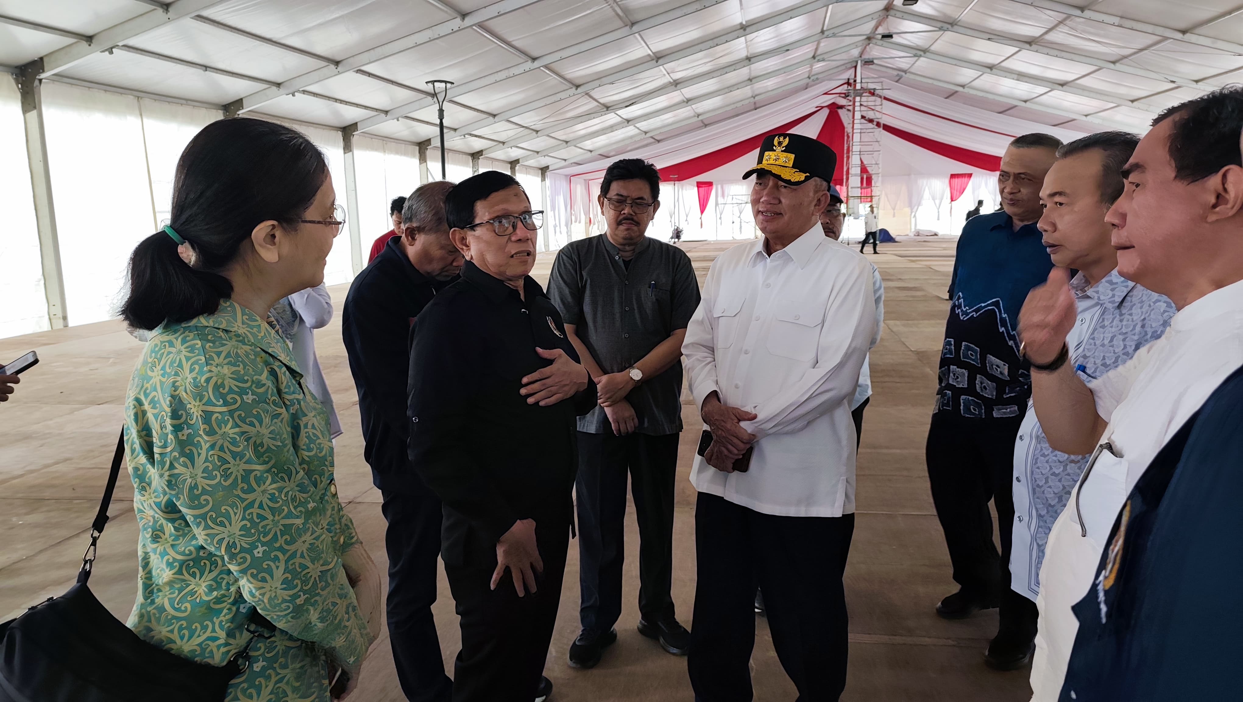 PANTAU: Gubernur Kalsel, H Muhidin dan jajaran, bersama Ketua PWI Pusat Hendry CH Bangun dan Ketua PWI Kalsel, Zainal Helmie memantau venue HPN 2025.