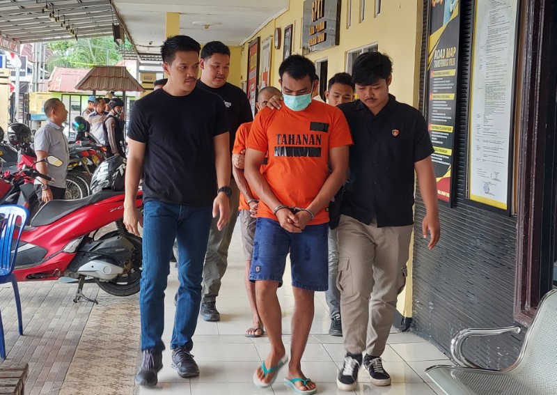 DIGIRING: Pelaku MA (27) digiring ke tahanan setelah dihadirkan dalam konferensi pers di Polres HST, Jumat (31/1/2025). (Foto: Jamaluddin/Radar Banjarmasin)