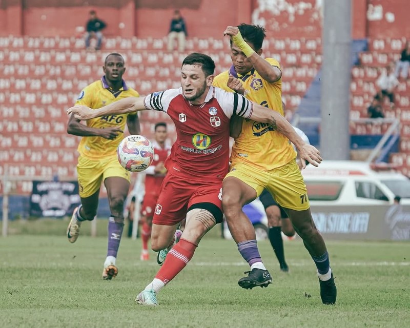 DIJAGA KETAT: Aksi gelandang andalan Barito Putera, Lucas Morelatto di laga kontra Persik Kediri dalam lanjutan Liga 1 2024/2025.