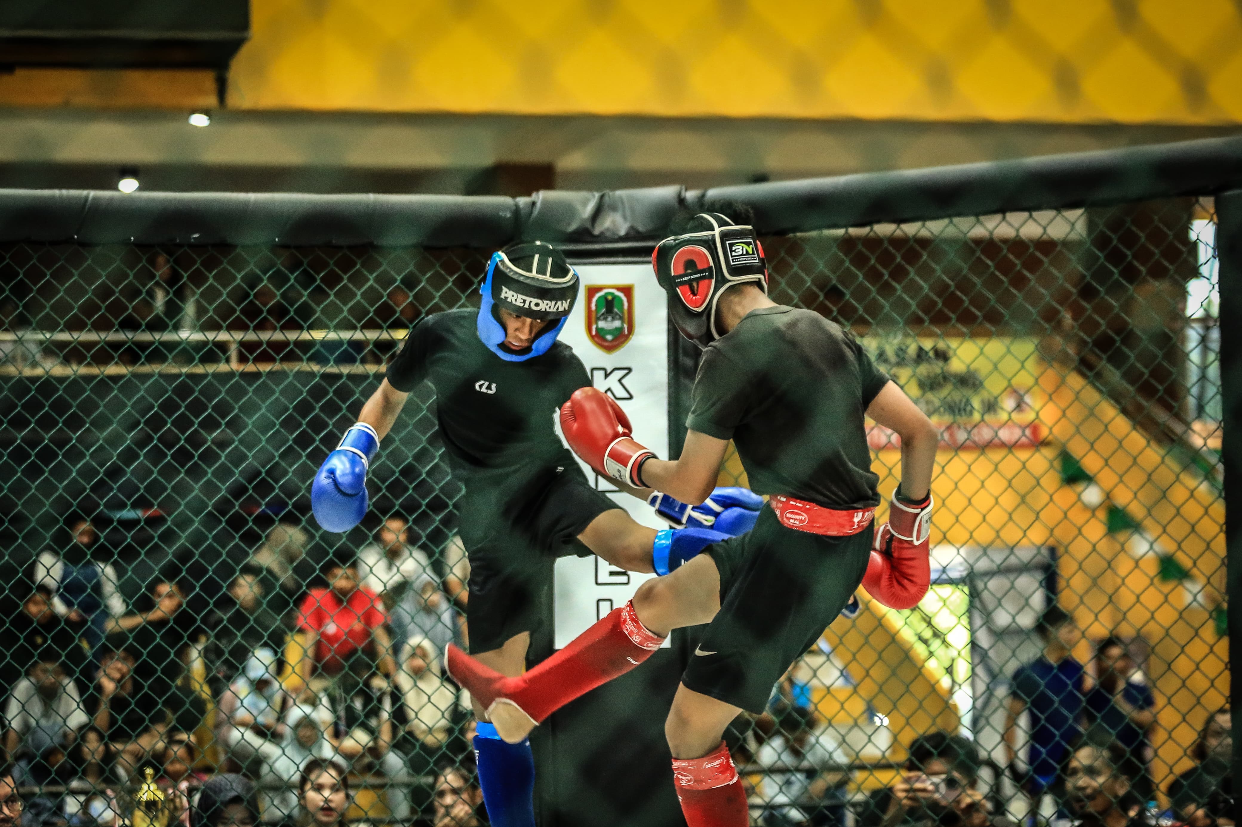 PERTARUNGAN: Suasana pertarungan di Kejurprov IBCA MMA Kalimantan Selatan yang berlangsung di GOR Hasanuddin HM, Banjarmasin. (Foto: M Idris Jian Sidik)