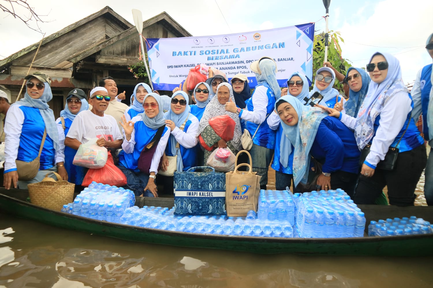 PEDULI: IWAPI Kota Banjarmasin menggelar Bakti Sosial di Desa Sungai Tabuk, Keramat, Kabupaten Banjar, Senin (3/1/2025).(Foto: Iwapi Kota Banjarmasin untuk Radar Banjarmasin)