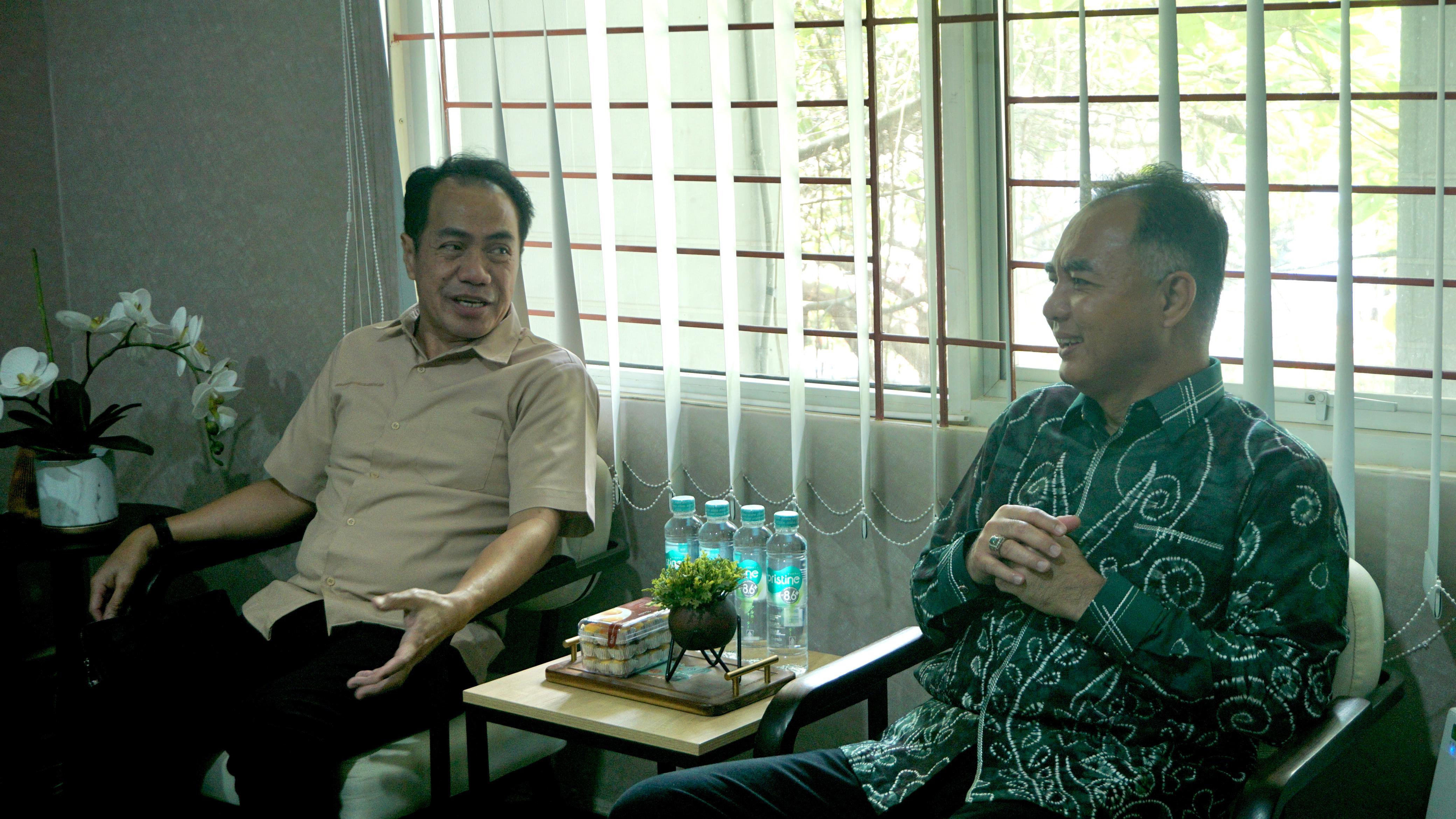 AKRAB:Direktur Utama Radar Banjarmasin, H Suriansyah Achmad (kiri) berbincang bersama RCEO BSI Regional 9/Kalimantan, Ricky Rikardo.