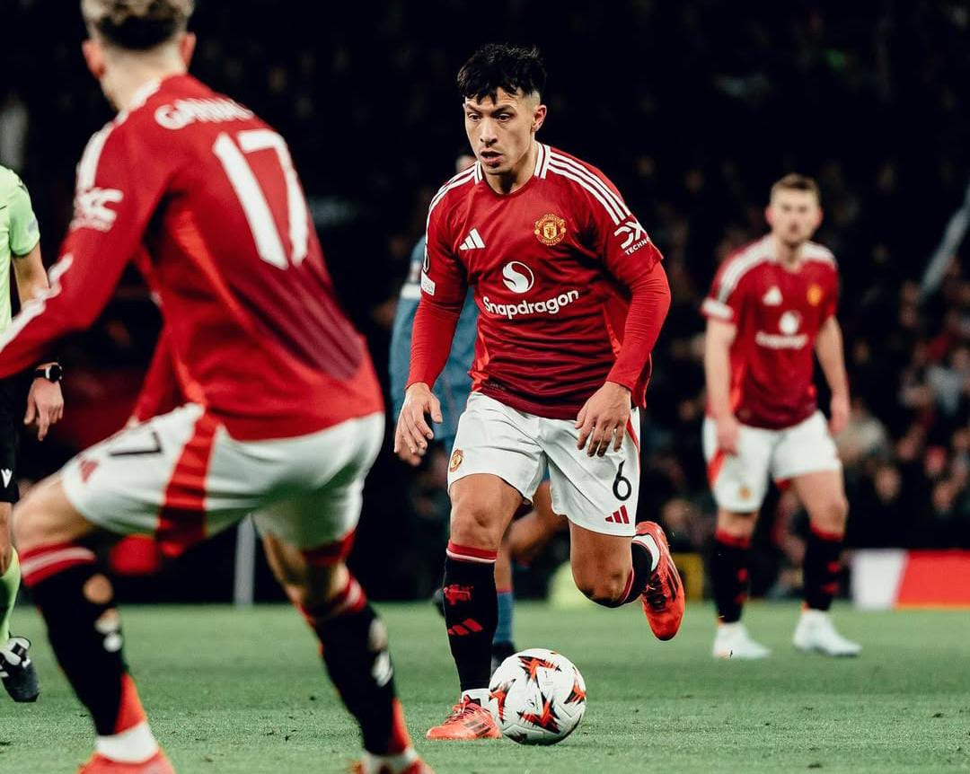 Lisandro Martinez berusaha keras menjaga pertahanan Manchester United kala menghadapi Crystal Palace, akhirnya ia pun mengalami cidera di lutut kanannya.(Instagram/lisandromartinez)