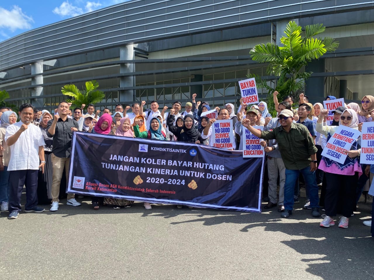 Ratusan dosen ASN di Kalimantan Selatan menggelar aksi di General Building ULM, Banjarmasin, Senin (3/2/2025).
