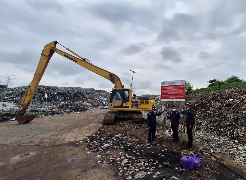 DISEGEL: Pemasangan segel dan penghentian operasional TPA Basirih Banjarmasin oleh Kementerian Lingkungan Hidup.