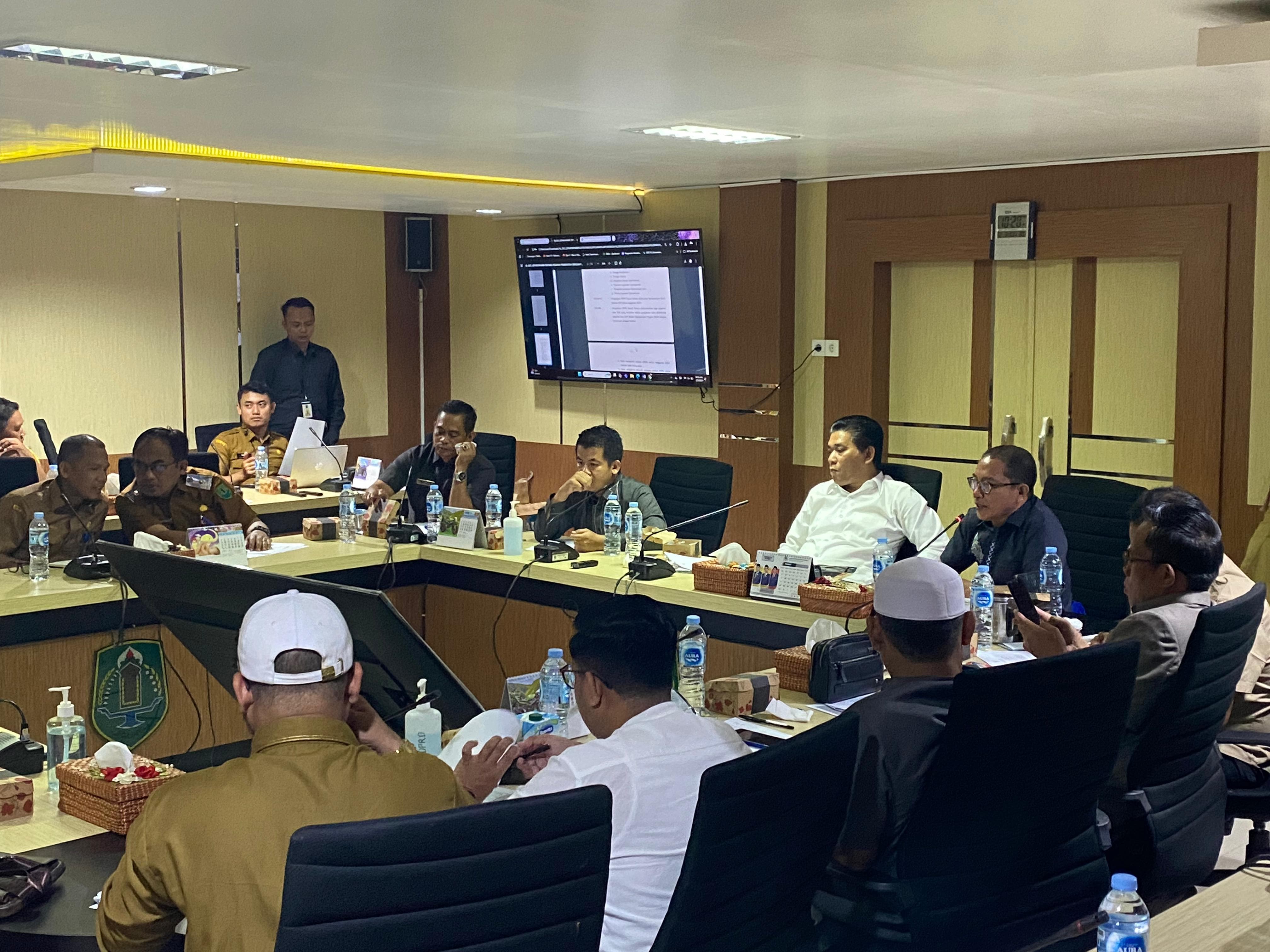 DIALOG: Anggota DPRD HSU pada RDP bersama ASN PPPK Paruh Waktu dan pihak BKPSDM HSU di ruang rapat terbatas DPRD HSU. (Foto: DPRD HSU)