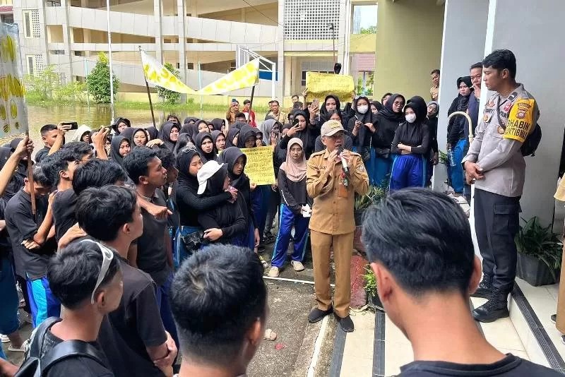 TUNTUT PERTANGGUNGJAWABAN: Para siswa mendemo SMAN 1 Mempawah Hilir buntut kelalaian oknum Guru dan Operator Sekolah mendaftarkan para siswa ke SNPB 2025,  Senin (3/2/2025).(foto:Pontianak Post)