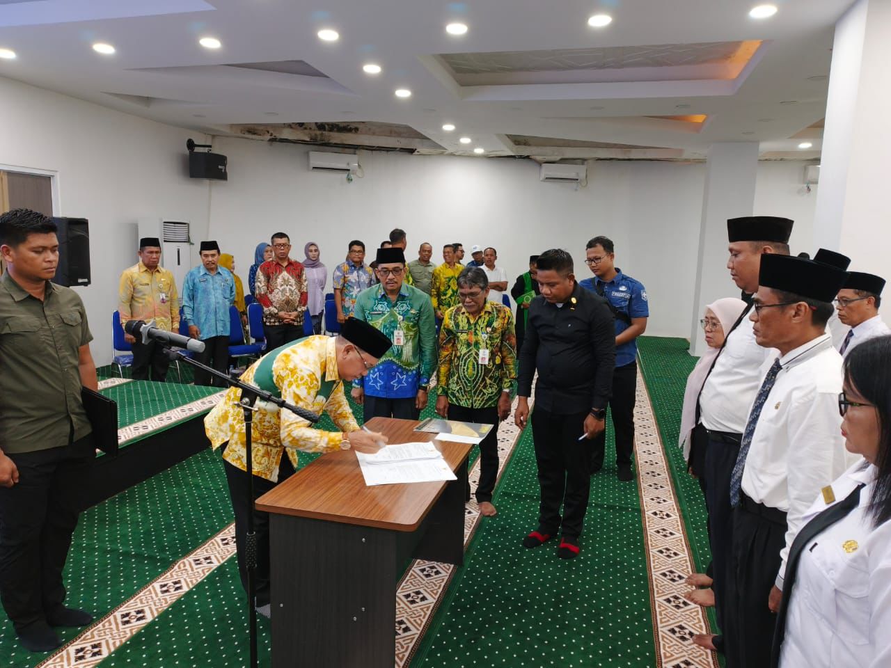 MENANDATANGANI: Bupati Kotabaru H Sayed Jafar mengukuhkan pejabat struktural dan Kepala Sekolah, Minggu (2/2/2025).(Foto:Diskominfo Kotabaru)
