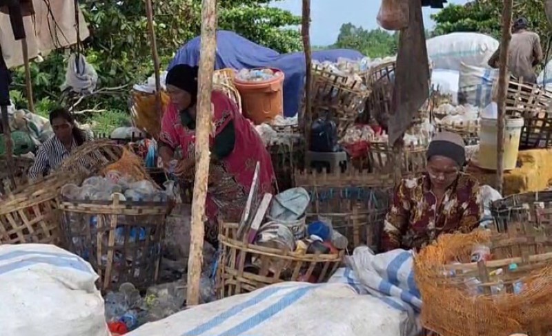 TERUSIR: Tangkapan layar dari video aktivitas pemulung TPAS Basirih beberapa waktu lalu.