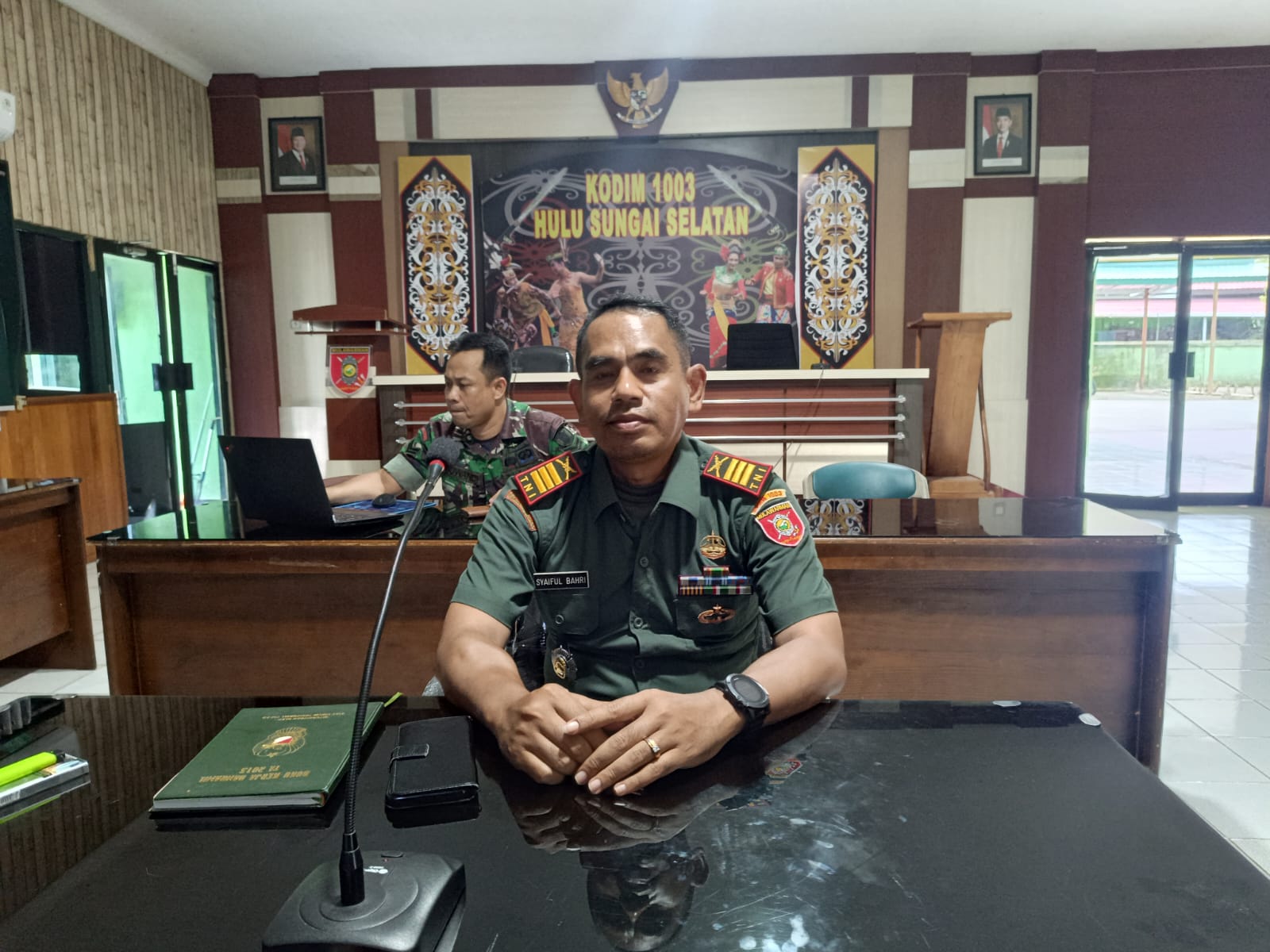 KONFIRMASI : Pasiter Kodim 1003/HSS Kapten Inf Syaiful Bahri menjelaskan uji coba MBG yang akan dilakukan Kodim 1003/HSS. (Foto Salahudin/Radar Banjarmasin)