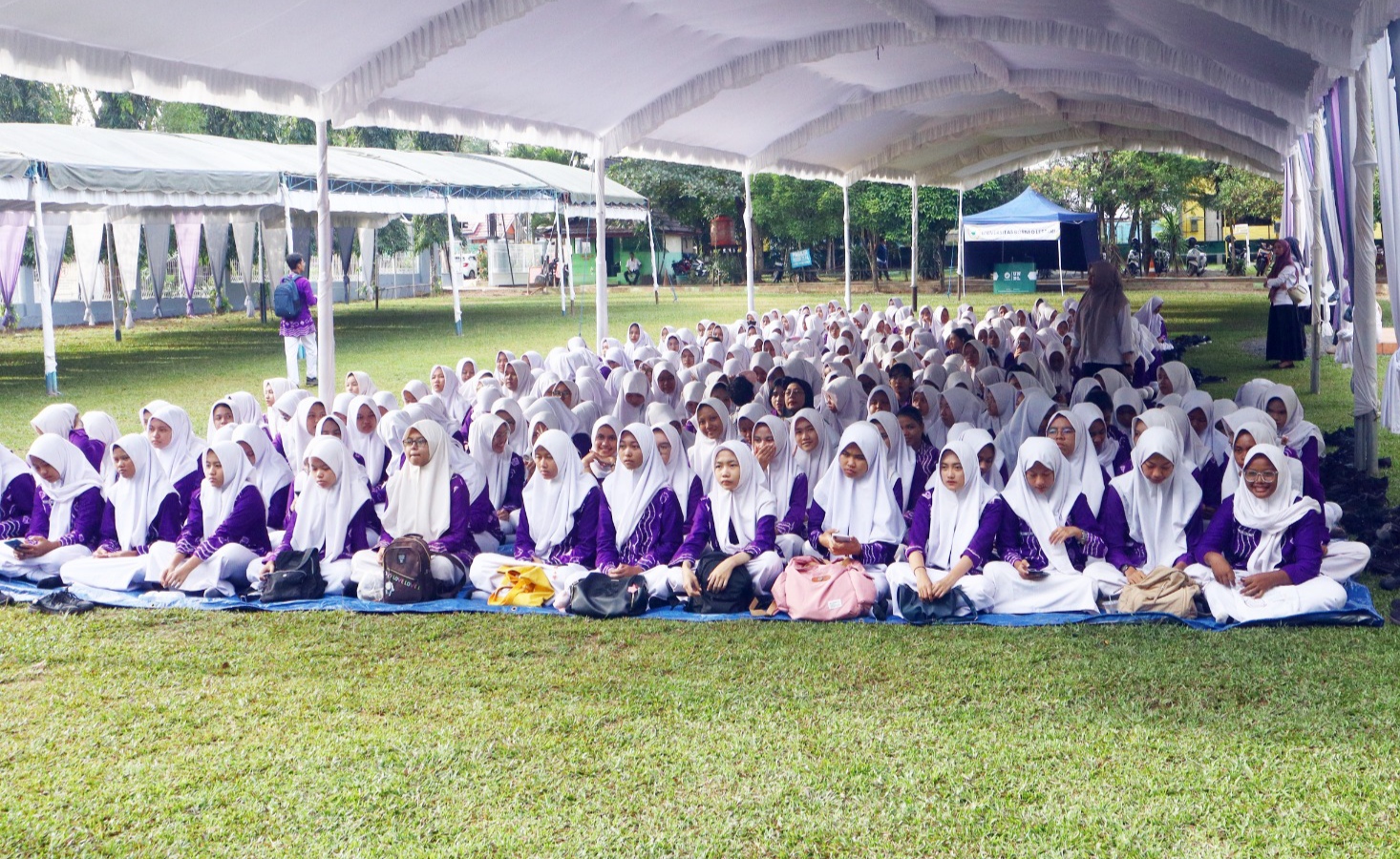 BERDOA: SMAN 2 Banjarbaru saat menggelar tahlilan untuk mendoakan salah satu siswi yang meninggal dunia karena gantung diri.