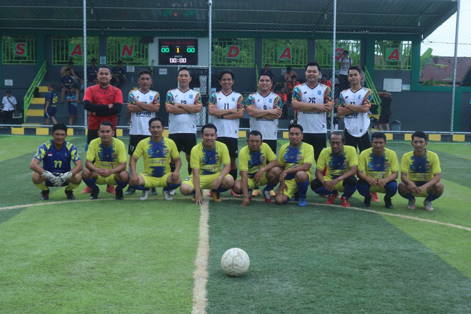 LAGA PERSAHABATAN:Eksekutif dan legislatif Kabupaten HSS saat bertanding mini soccer di Lapangan Mini Soccer Sandaga, Rabu (5/2/2025).(Foto:Diskominfo HSS)