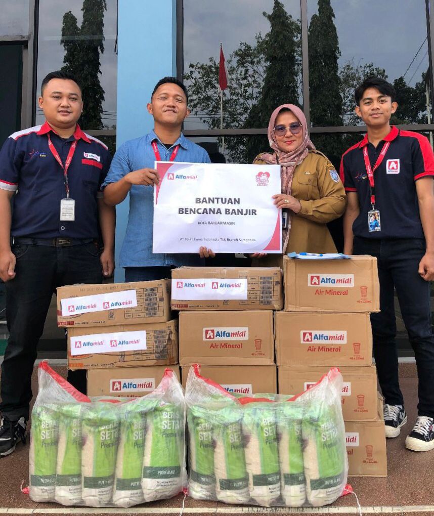 PEDULI: Alfamidi cabang Samarinda salurkan CSR berupa bantuan korban banjir di Banjarmasin.(Foto: Alfamidi untuk Radar Banjarmasin)