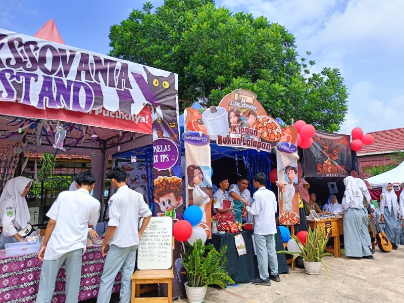 RAMAI: Tiap angkatan di SMAN 2 Banjarbaru menjual beragam makanan dan minuman di bazar, Kamis (6/2).