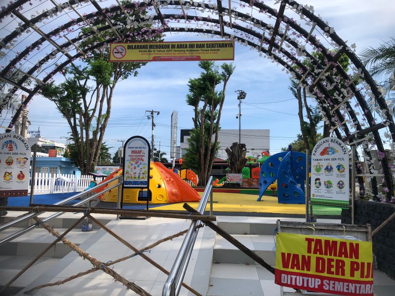 DITUTUP: Taman Van der Pijl Ditutup sementara dalam rangka pemeliharaan rubber atau karet elastis di lantai wahana bermain anak-anak.