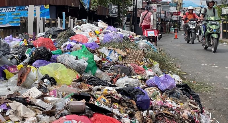 JOROK: Tumpukan sampah di TPS 3R Jalan Cemara, Banjarmasin Utara, memakan badan jalan, Kamis (6/2) siang.