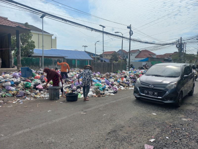 MASALAH SERIUS: Sampah yang tidak terangkut di perempatan Jalan HKSN dan Jalan Perdagangan, Banjarmasin Utara, dipotret kemarin (6/2) siang.