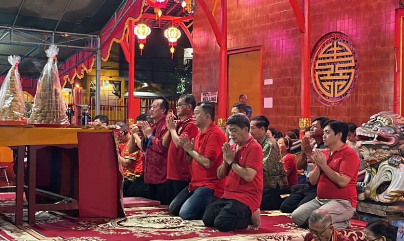 BERDOA: Umat Tri Dharma melaksanakan Sembahyang Tuhan di Kelenteng Soetji Nurani, Banjarmasin Tengah, Kamis (6/2) dini hari.