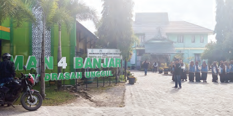 PASRAH: Siswi MAN 4 Banjar, Siti Munawarah (18) menceritakan perjuangannya demi bisa kuliah lewat jalur SNBP.