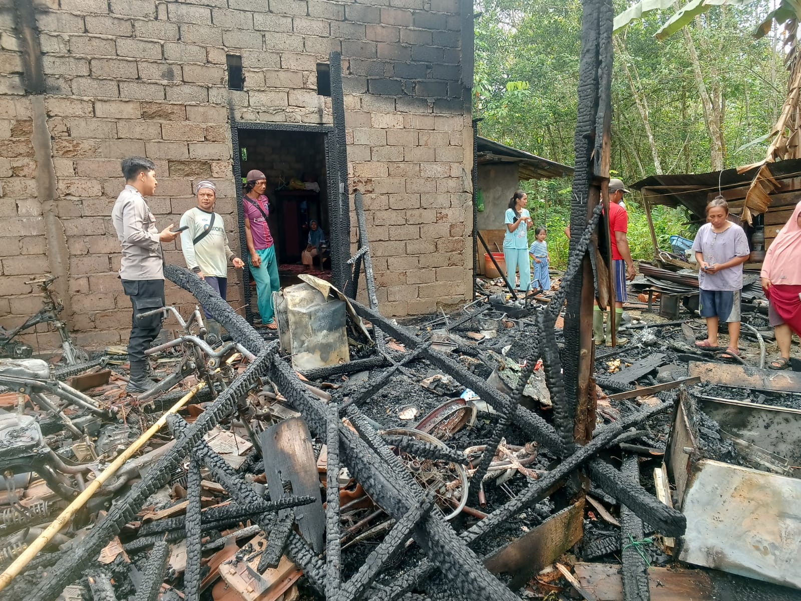 LUDES: Kondisi rumah yang terbakar di Desa Simpung Layung Kabupaten Tabalong setelah api berhasil dipadamkan.