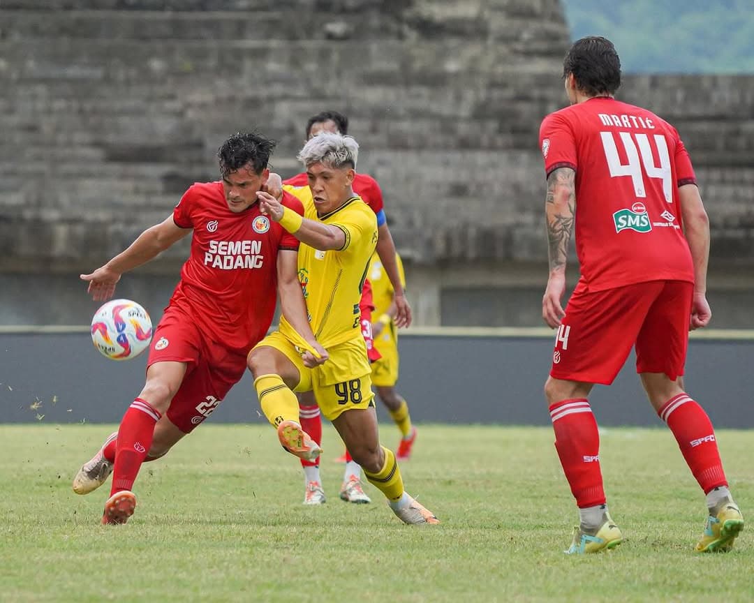 SENGIT: Pemain Barito Putera dan Semen Padang berduel dalam pertandingan putaran pertama Liga 1 2024/2025 di Stadion Haji Agus Salim, Padang.