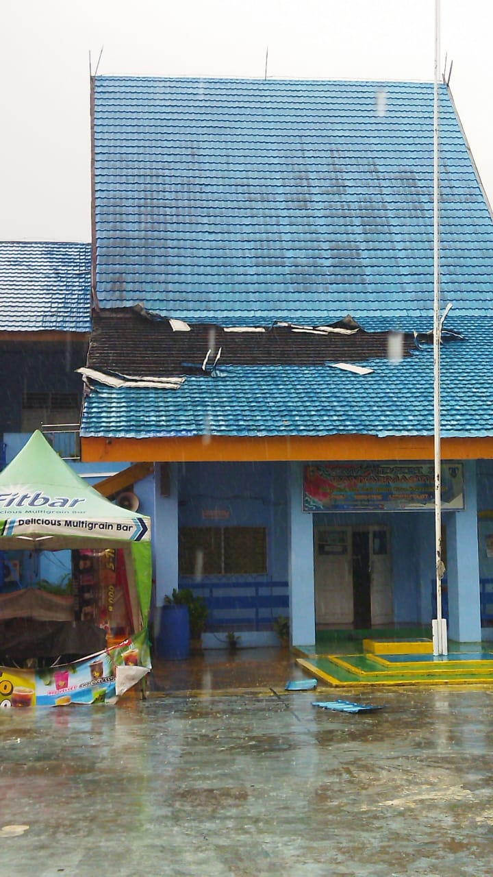 TERLEPAS: Atap Gedung Ruang Multimedia SMA Negeri 2 Banjarmasin, terlepas setelah diterjang angin.