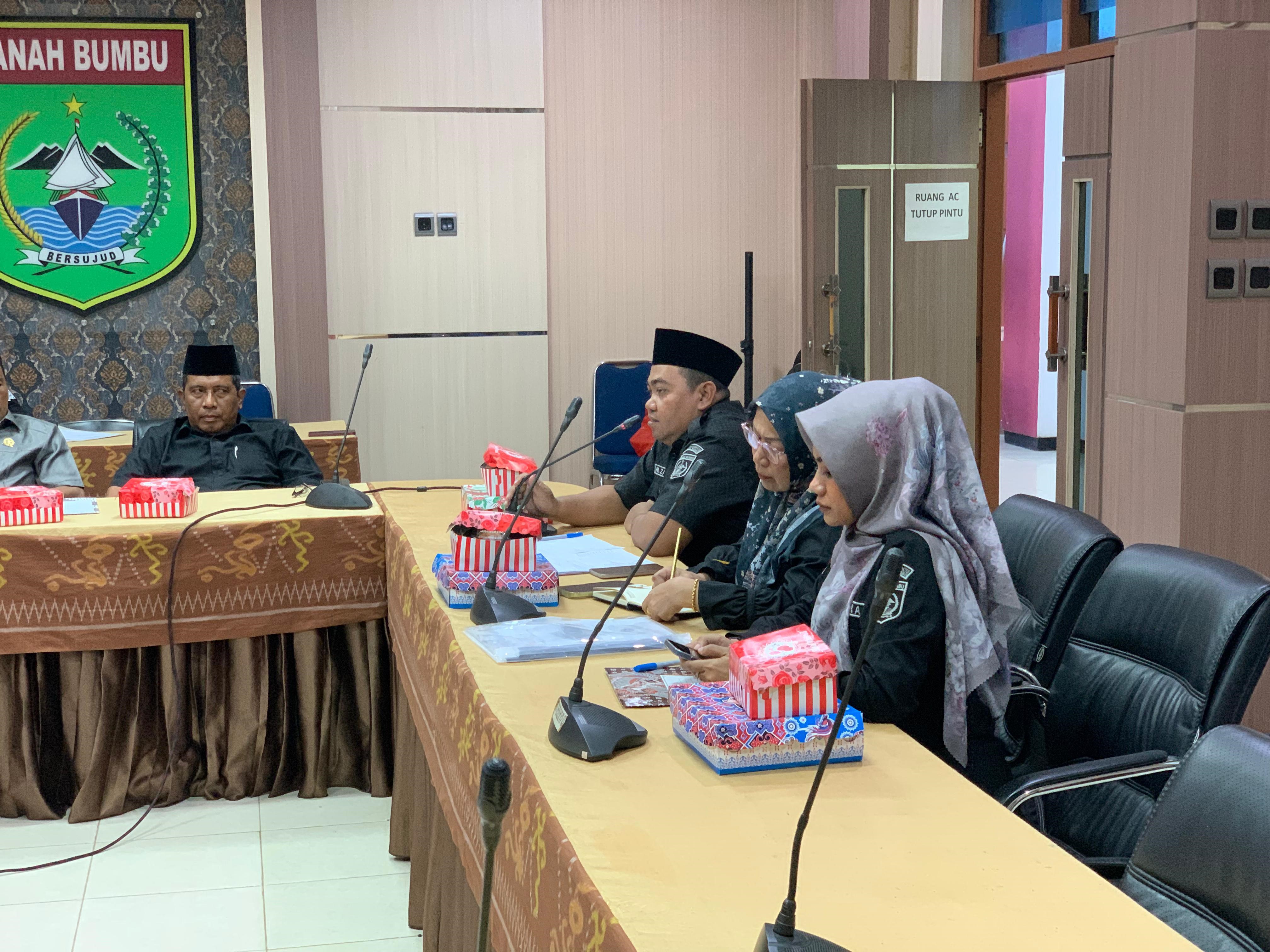 DISOROT: Bagian Kesra Setda Tanah Bumbu memaparkan rincian anggaran hibah dalam rapat bersama Komisi II DPRD Tanah Bumbu. (Foto: Zulqarnain/Radar Banjarmasin)