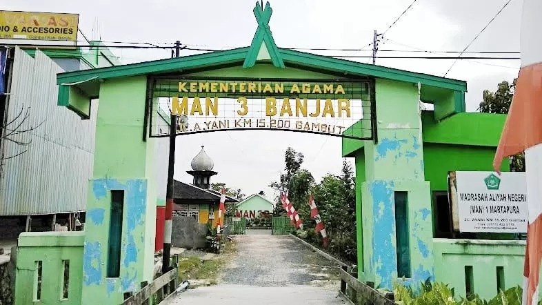 GERBANG SEKOLAH: Salah satu dari 15 sekolah di bawah Kementerian Agama di Kalsel yang terancam tak bisa mendaftarkan siswa berprestasinya di jalur SNBP tahun ini.