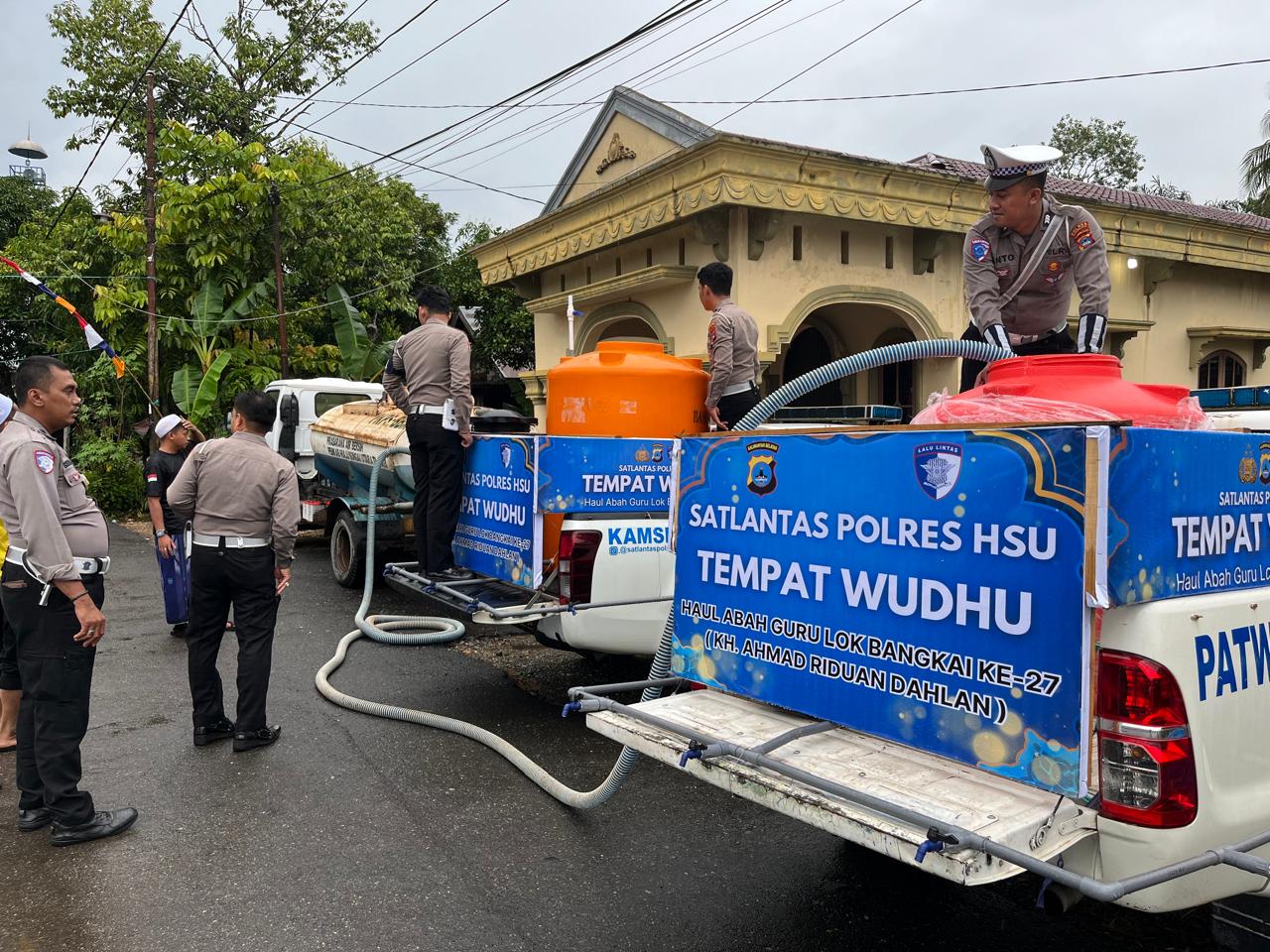 UNIK: Pikap Satlantas Polres HSU dijadikan tempat wudu untuk jemaah haul KH Akhmad Riduan di Desa Lok Bangkai. (Foto: M.Akbar)