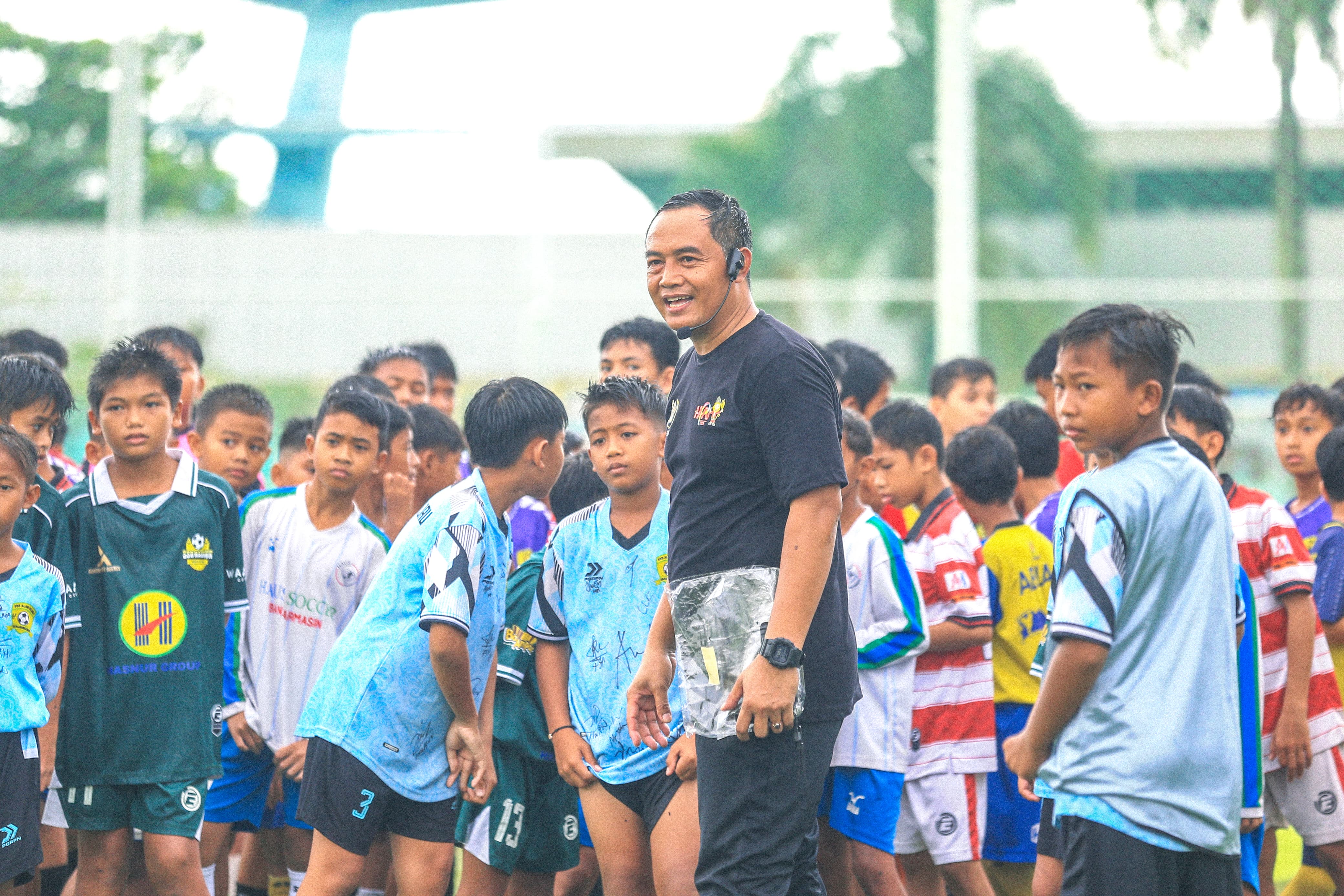 Peserta coaching clinic antusias mengikuti latihan yang dipandu langsung oleh legenda sepak bolaIndonesia, Gendut Doni. (M Idris Jian Sidik)