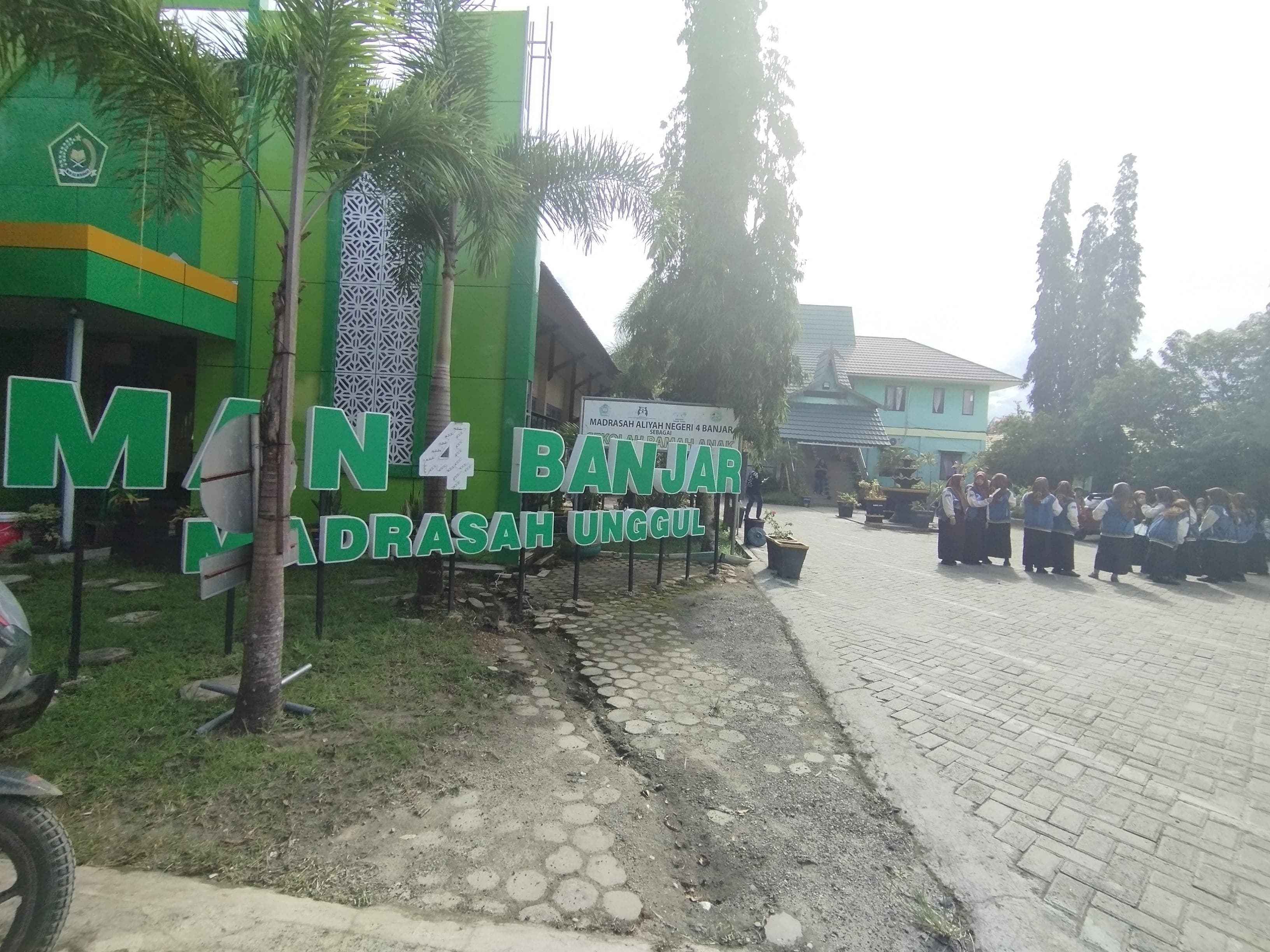 PULANG: Suasana jam pulang sekolah di MAN 4 Banjar. (FADLAN ZAKIRI/RADAR BANJARMASIN)