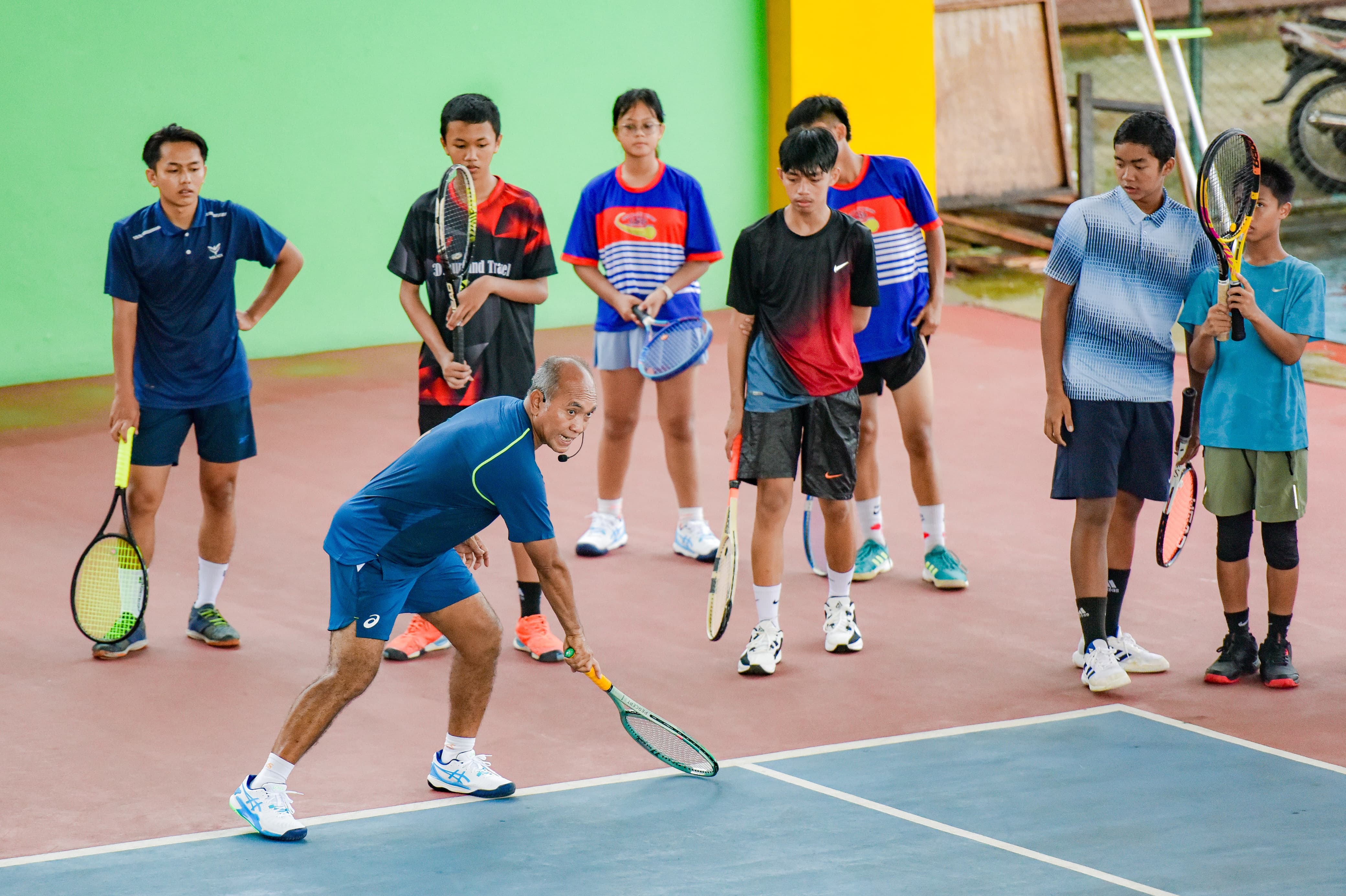 Pelatih Suharyadi memberikan instruksi teknik dasar grip kepada peserta Coaching Clinic Tenis HPN 2025.(M Idris Jian Sidik)