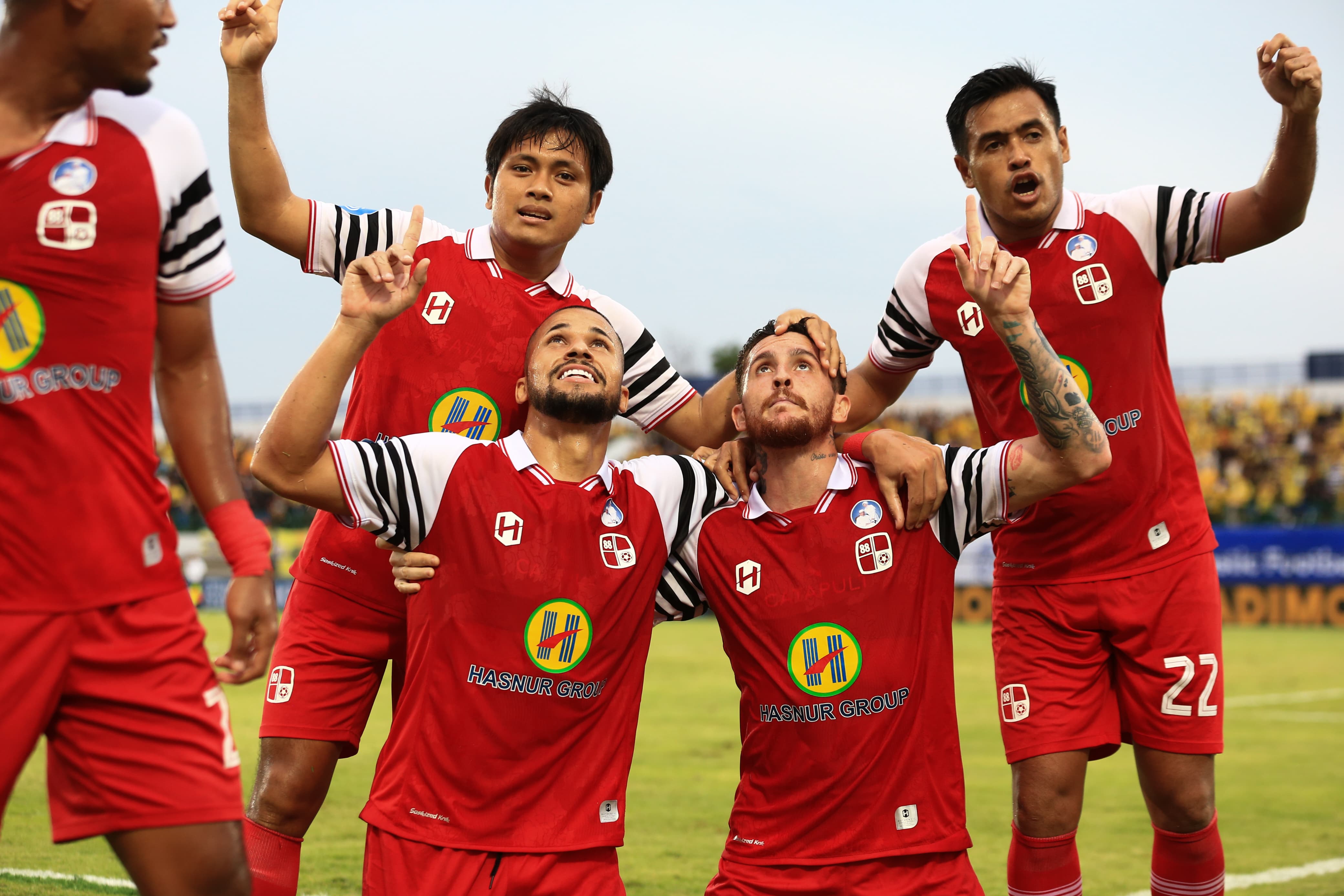 Selebrasi Jaime Moreno setelah mencetak gol yang memastikan kemenangan 2-1 bagi Barito Putera.(M Idris Jian Sidik)