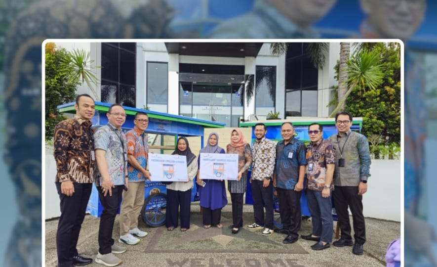 ROMBONG: Penyerahan Rombong Barakah kepada pelaku usaha kecil terpilih.(foto: Bank Kalsel untuk Radar Banjarmasin)