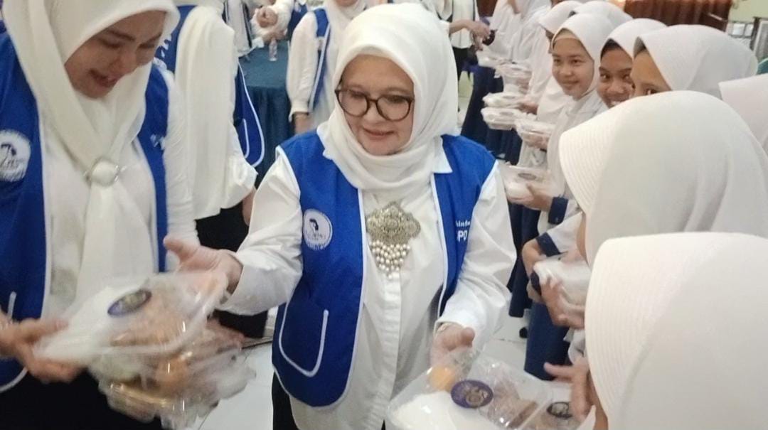 BERBAGI: Ketua DPD IWAPI Kalsel, Shinta Laksmi Dewi saat membagikan Makanan Bergizi Gratis (MBG) kepada para santri Ponpes.(foto: IWAPI Kalsel untuk Radar Banjarmasin)