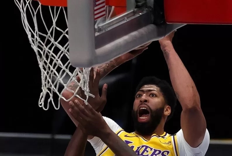 DEBUT: Baru bermain di Dallas Mavericks usai ditukar dengan Luka Doncic, Anthony Davis malah cedera. (Foto: AFP)