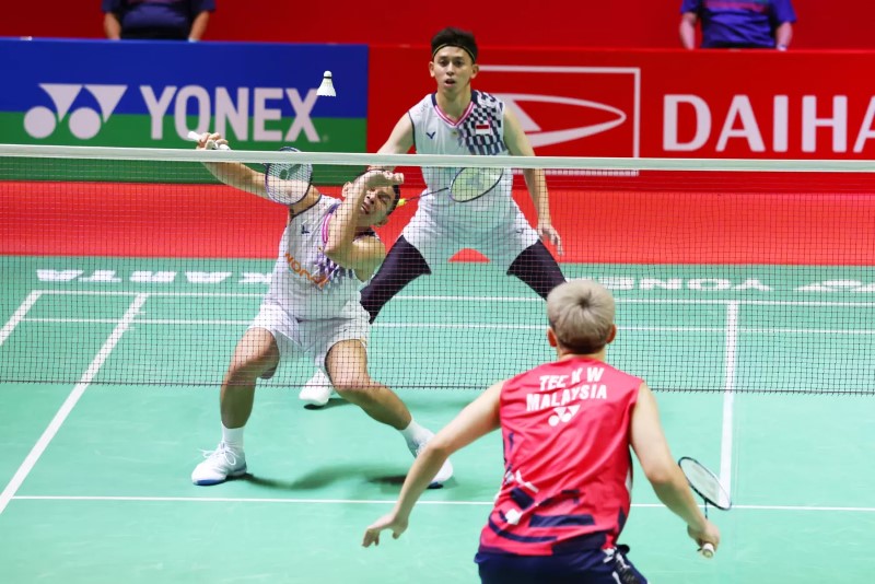 MENGEMBALIKAN: Pebulu tangkis ganda putra Indonesia, Fajar/Rian mengembalikan kok ke arah ganda putra Malaysia pada final Daihatsu Indonesia Masters 2025 di Istora Senayan, Jakarta, Minggu (26/1).