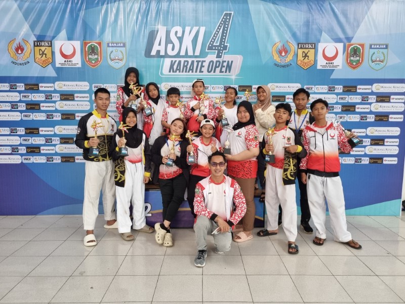 BERSAMA: Kontingen ASKI Balangan berfoto bersama usai pengalungan medali.