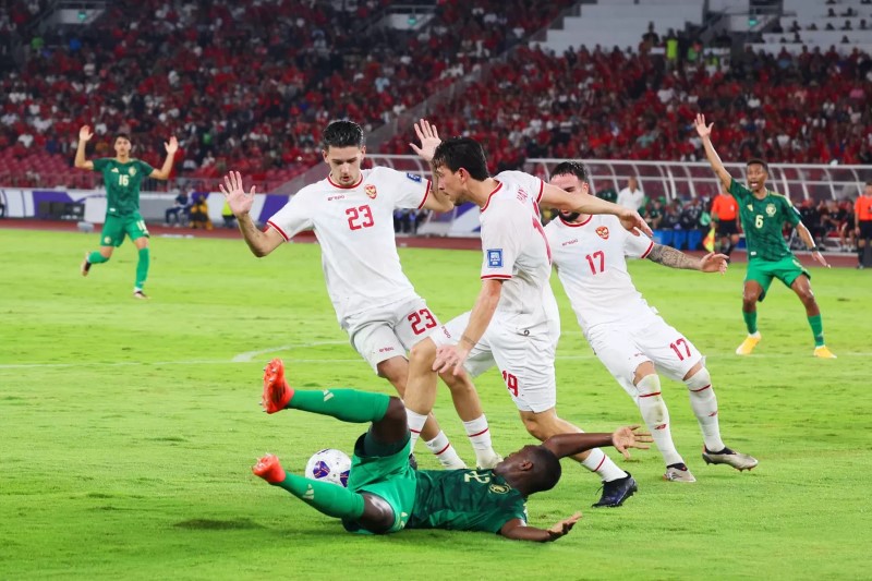 BIKIN WASWAS: Timnas Indonesia saat melawan Arab Saudi pada pertandingan Grup C putaran ketiga Kualifikasi Piala Dunia 2026 Zona Asia di Stadion Utama Gelora Bung Karno, Jakarta, Selasa (19/11/2024).