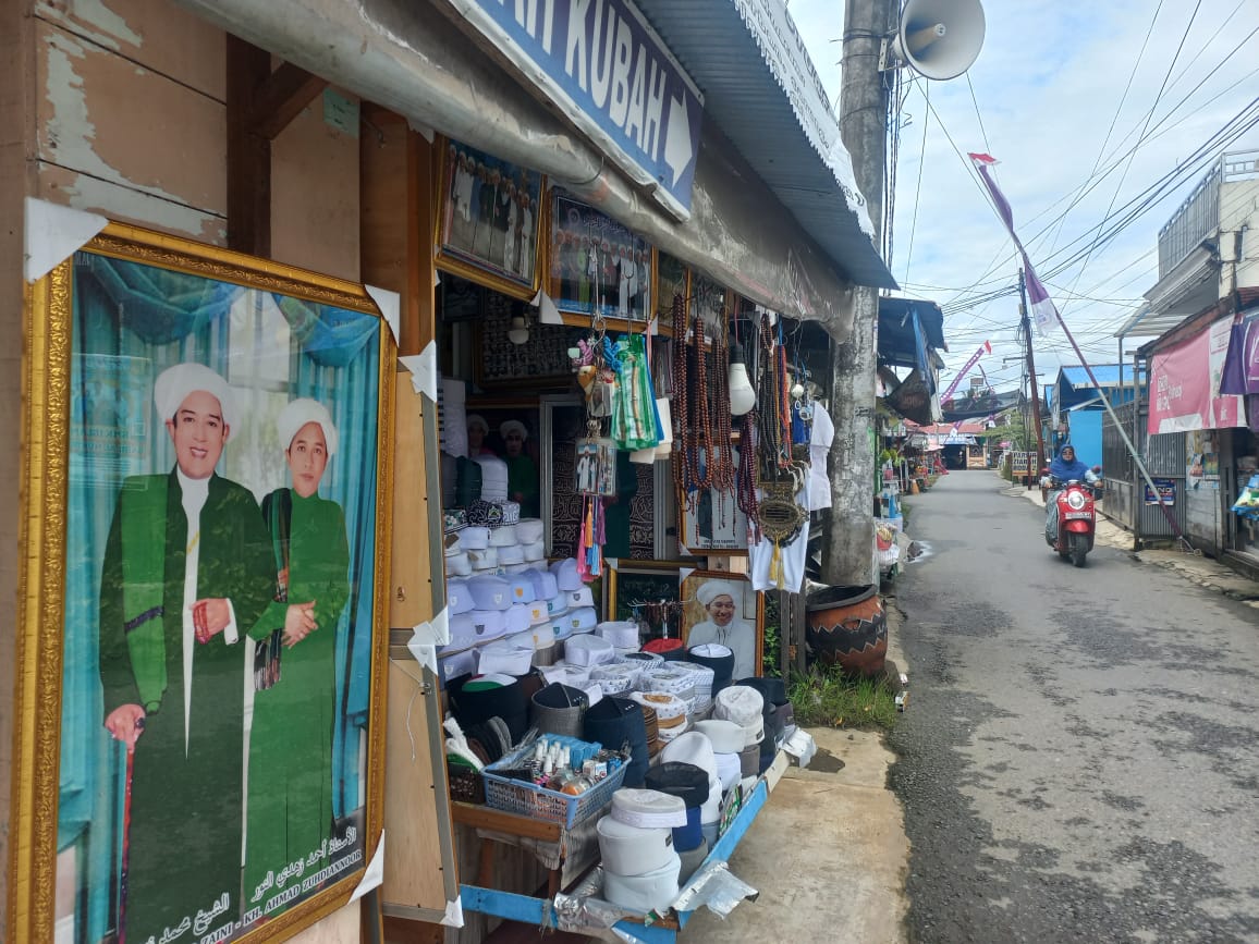 BERSIAP: Panitia terus mematangkan persiapan haul ke-5 Guru Zuhdi yang digelar pada 25 Februari 2025 mendatang. (FOTO: RIYAD DAFHI RIZKI/RADAR BANJARMASIN)