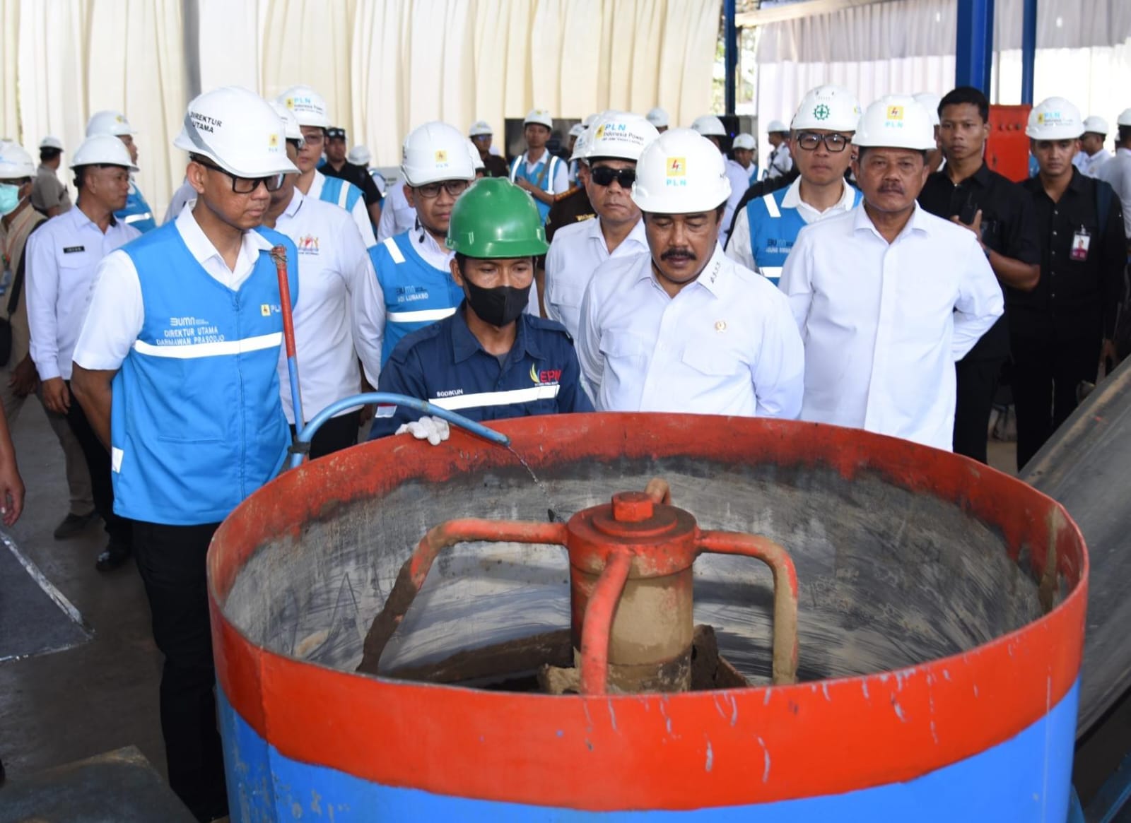 FABA: Menteri Imipas, Agus Andrianto dan Direktur Utama PLN, Darmawan Prasodjo menyaksikan demonstrasi pembuatan paving block berbahan dasar FABA di PLTU Adipala, Cilacap, Jateng, Rabu (5/2/2025).