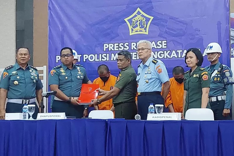 DITANGANI PUSPOMAL:Puspomal menghadirkan para tersangka kasus penembakan bos rental mobil.(Foto:Syahrul Yunizar/Jawa Pos)