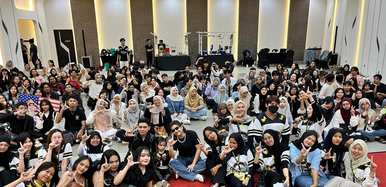 ANTUSIAS:Para peserta dan pengunjung event Noraebang dan Dance Cover di Aeris Hotel Banjarbaru berfoto bersama usai acara.(foto: Aeris Hotel Banjarbaru untuk Radar Banjarmasin)