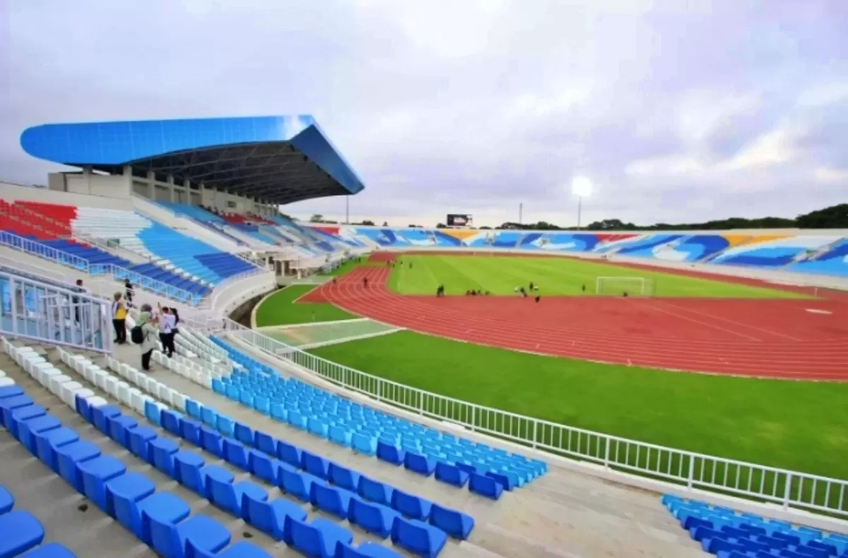 BELUM LAYAK: Stadion Kanjuruhan sudah direvitalisasi sehingga tampak modern. Namun, belum siap digunakan karena masih banyak ruang yang kosong.