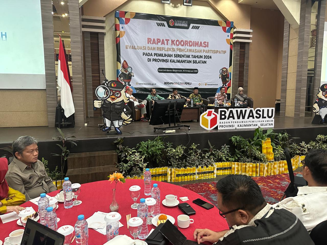 EVALUASI PENGAWASAN: Bawaslu Kalsel menggelar rapat evaluasi pengawasan dan refleksi Pilkada 2024 di Banjarmasin, Selasa (11/2/2025). (Foto: Muhammad Oscar Fraby/Radar Banjarmasin)