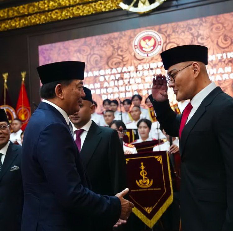 Menhan Sjafrie Sjamsoeddin melantik Deddy Corbuzier menjadi staf khusus di kantor Kemhan, Jakarta, Selasa (11/2). INSTAGRAM @DC.KEMHAN