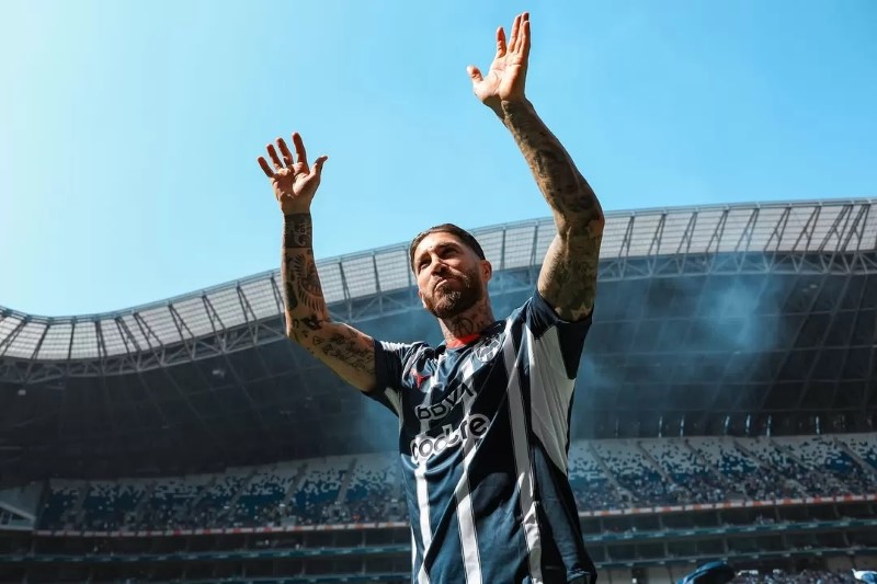 DIPERKENALKAN: Sergio Ramos saat diperkenalkan sebagai penggawa anyar Rayados Monterrey. (Instagram/rayados)