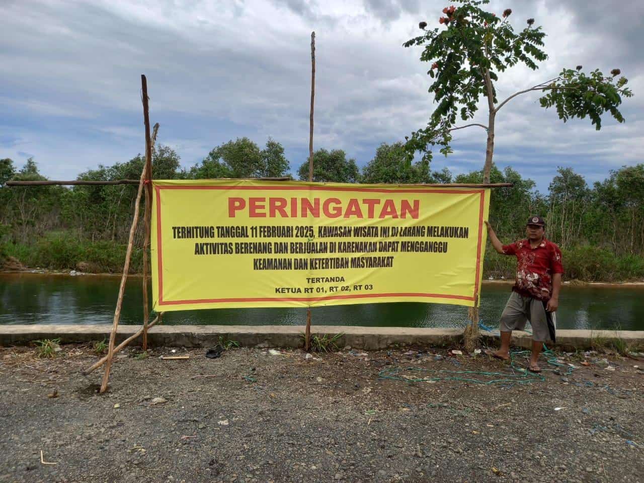 DILARANG: Spanduk berisi larangan adanya aktivitas di Jalan Baruh, Kelurahan Landasan Ulin Selatan. (HENDRA UNTUK RADAR BANJARMASIN)